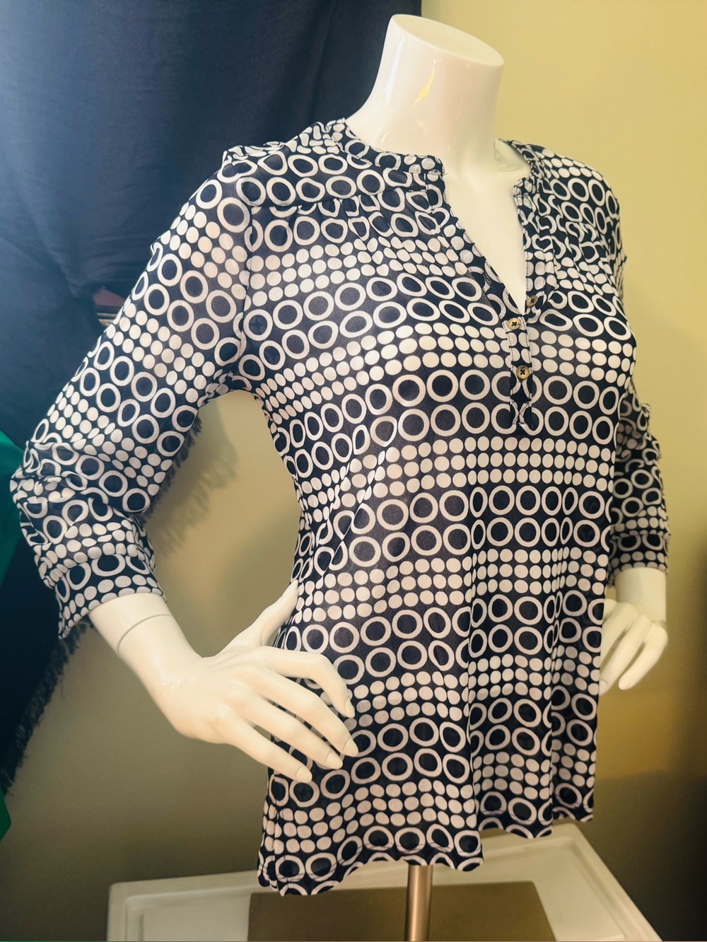 👑 Size Medium Classy Outback Red Navy and White Circle Print Top